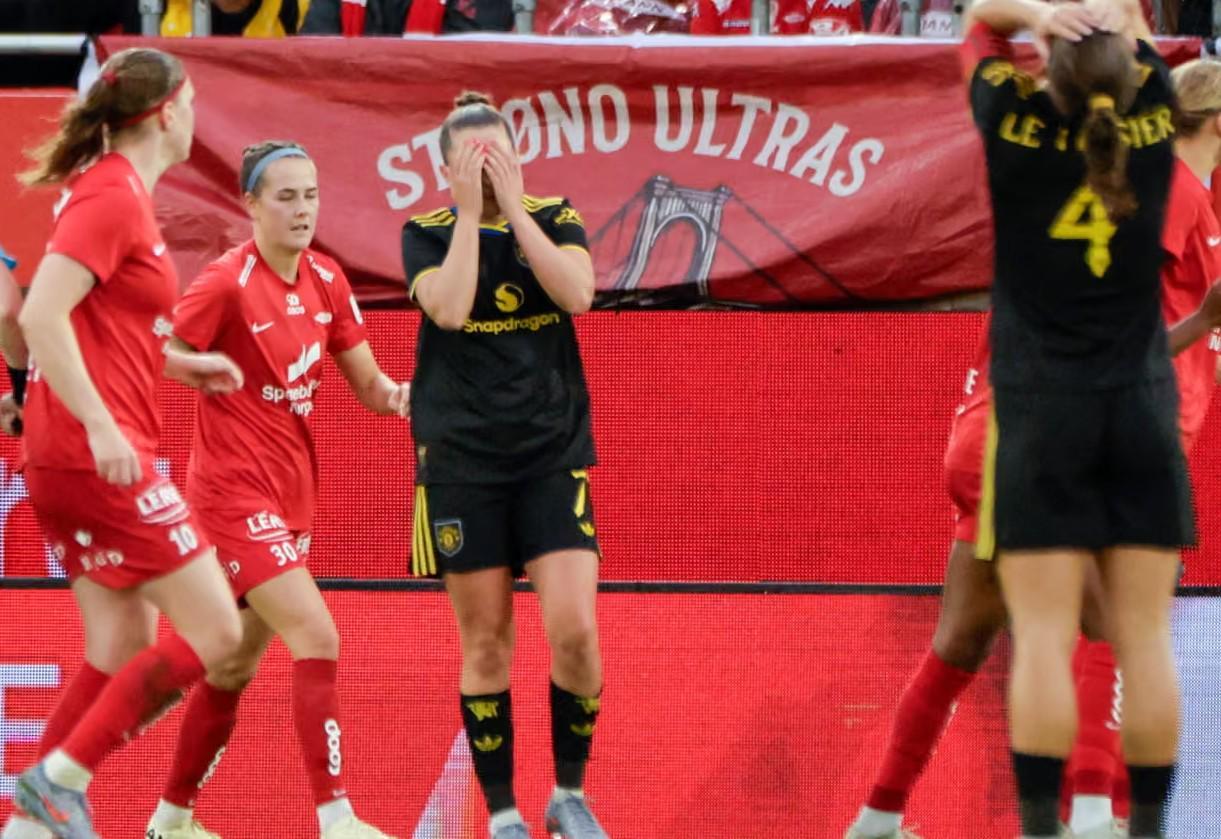 开云体育官网-颇为尴尬,欧冠资格赛前曼联女足的部分球鞋在托运中丢失