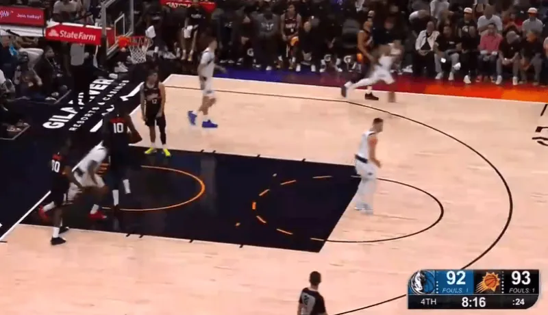 克里斯蒂反击中再中三分，独行侠最多落后17分现已反超太阳